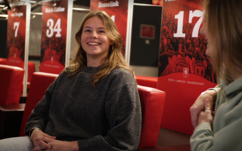 Suus Verdaasdonk met Anouk tijdens A Nouk vs de FC Twente Vrouwen 1 Twente