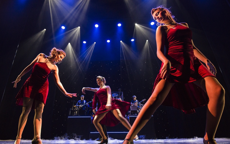 Hengelose revue foutje bedankt danseressen 1