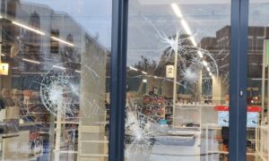 De vernielde pui van Action filiaal in Almelo