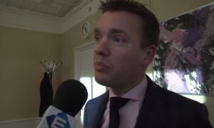 100120 wethouder van houdt