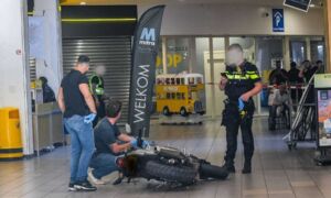 112 enschede irenepromenade man rijdt met motor naar binnen