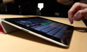 151546 I Pad 2 Smart Cover at unveiling crop 1