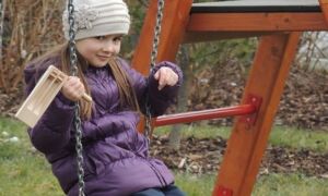 180033 kind schommel spelen