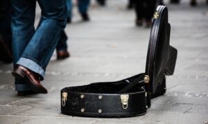 188627 guitar case 485112 640