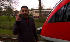 196817 11mei Danny bij het station waar hij wordt bekogeld door drugstoeristen