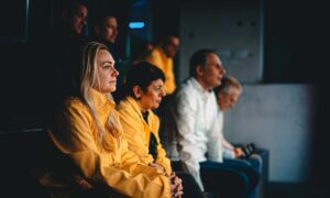 20220311 ITV80 partijgesprekken 2135 gast BBE entourage in publiek CLEAN