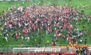 20220512 Supporters bestormen veld na behalen Europees Voetbal Foto 1 Twente 2022 05 12 093602 omgo