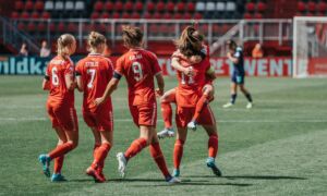 20220514 FCTWENTE VROUWEN OFFICEUS KAMPIOEN GROLSCH VESTE FEESTENDE SPELERS FOTO STEF HEERINK 6