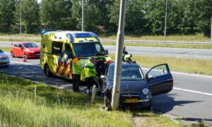 20220614 auto tegen lichtmast