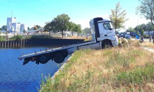 20220825 vrachtwagen bijna te water Enschede News United Dennis Bakker 3 2022 08 25 112732 jqfx