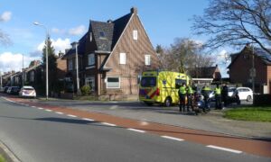 20230315 Auto rijdt door na aanrijding in Enschede Brinkstraat Varviksingel News United Dennis Bakker