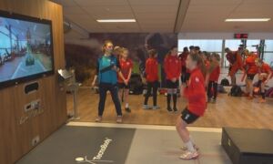 20230320 120 voetbalsters laten kruisband testen in boekelo foto RTV Oost