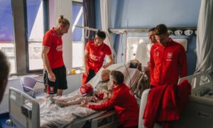 20230404 Spelers FC Twente bezoeken kinderafdeling MST jongetje op kamer Foto FC Twente Media Stef Heerink