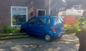 20230608 Auto tegen woning Ribestraat in voortuin News United Dennis Bakker