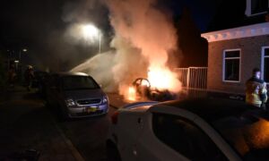 20230805 Auto brandt uit Deldensestraat Almelo brandstichting News United Patrick Weegink