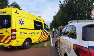 20230928 Vrouw met spoed naar ziekenhuis na aanrijding Olieslagweg Enschede auto rijdt op betonblok bij omleiding News United Dennis Bakker