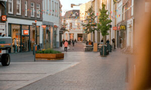 202309 COEN KRUKKERT 11 BINNENSTAD ENSCHEDE STRAATBEELD ANALOOG