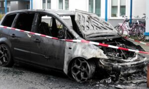 20231116 Geparkeerde auto verwoest door brand aan Sterrenstraat Enschede News United Dennis Bakker