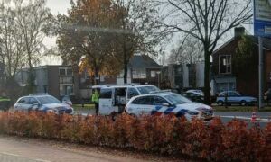 20231126 Politie haalt inzittenden onder getrokken wapens uit auto in Almelo na achtervolging News United Dennis Bakker