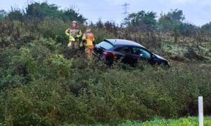 20240927 112 enschede auto raakt van de weg door aquaplaning