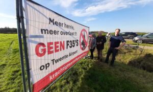 20241025 Protest spandoek Enschede Twente Airport F35 straaljager 01