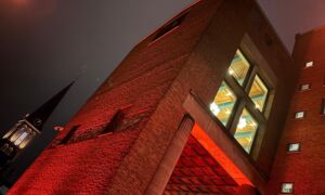 20241107 stadhuis hengelo buitenkant raam raadszaal