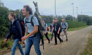 WOT studenten lopen naar finish Kennedymars Hengelo