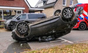 20251123 Auto over de kop in Glanerbrug Broekheenseweg News United