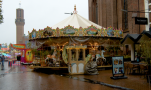 Draaimolen op de Lambertuskermis in Hengelo