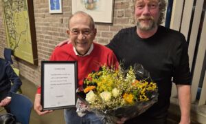 Tjamme Kamst (links) en voorzitter Harald Asbreuk vz APKV