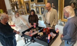 20260408 Enschede700 koffer foto 1 Twente Niels Veurink 1