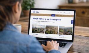 20260413 hengelo praat vrouw achter laptop stock foto