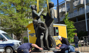20260423 beeldengroep monument almelo