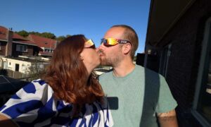20260812 Christophe van Leeuwen en vrouw met eclipsbril zoen eigen foto