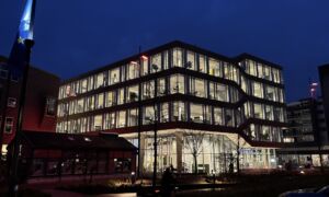 2060617 IMG 1251 stadskantoor hengelo savonds