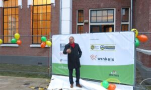 237197 Onthulling bouwdoek door Ben Meijer