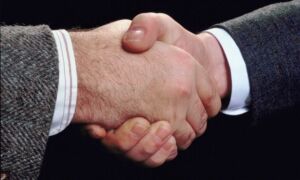 23971 Twee mannen die de hand schudden