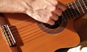 242285 guitar 1812780 640
