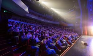 250623 Volle theaterzaal Schouwburg Hengelo