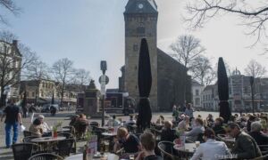 256974 oude markt zomer