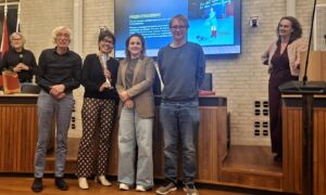 260424 dictee vlnr Henk Nijhof Paul Kuiper Petra Bruulsema Judith Mulder Zen Oostrom en Nathalie Baartman