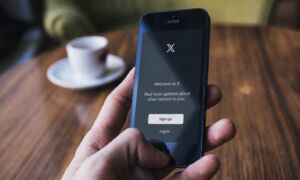 260826 bedreiging smartphone social x screen unsplash ai