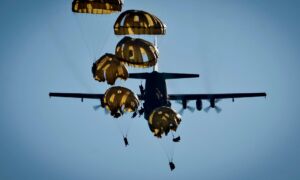 260907 defensie parachutisten dropping falcon leap