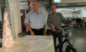 274344 twee vrijwilligers