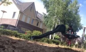277743 man spreekt kinderen aan vanuit bmw glanerbrug