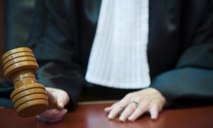 27888 rechter met hamer