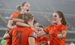 28001 oranjevrouwen