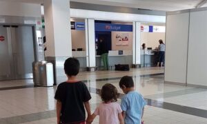 312223 kinderen luchthaven hongarije
