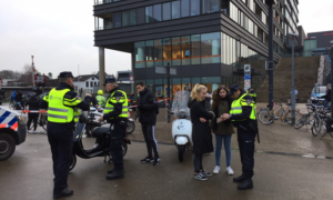 313898 Screenshot 2017 12 19 57 bonnen bij grote controle in Enschedese binnenstad Foto