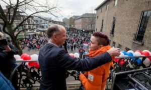 329608 huldiging ter mors